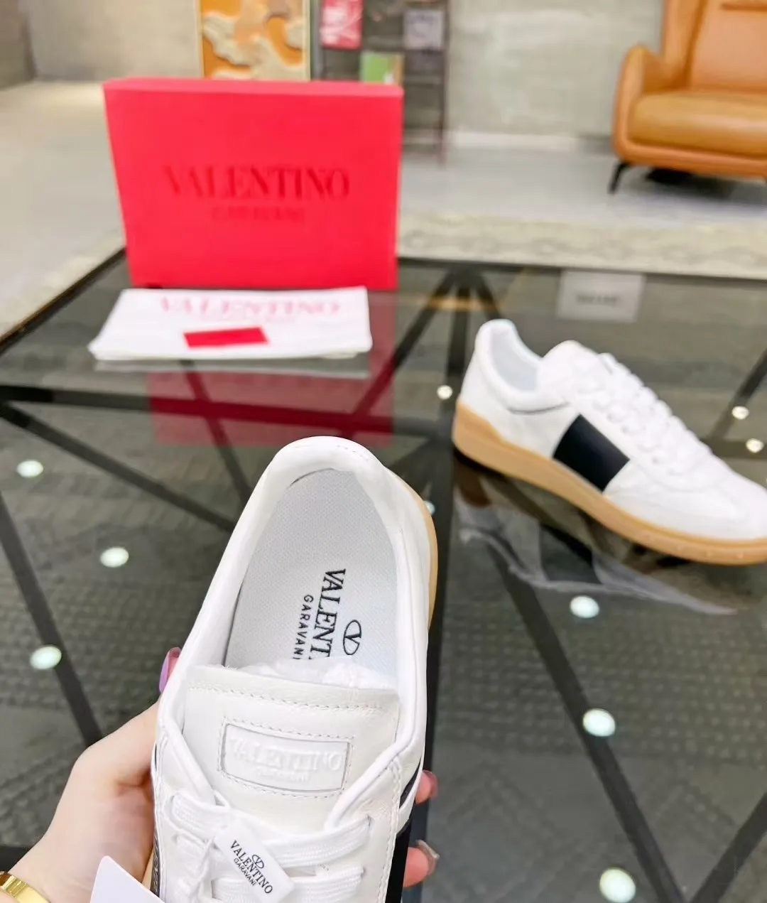 Factory price: 438💰Original quality, top version on the market VALENTINO (Valentino) latest fashion week catwalk [couples 👫 model], unique design, fashionable family specializes in slim feet🔥A fashion product of Baita [strong] Fabric: The toe is made of high mercerized triangular grain cowhide and A-grade full-grain cowhide, original lasting process Inner lining: cowhide lining + men's shoes 💰U hanging mesh feet, heels and tongues decorated with VaIentin* shallow relief oversized rivets Size: 38-44, customized 45